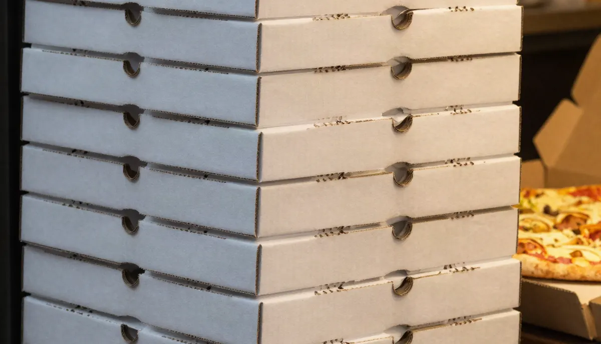 Cajas de pizza listas para el delivery de Pizzería El Colonial en Bragado