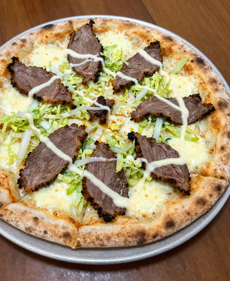 Pizza de lechuga y peceto con mayonesa de Pizzería El Colonial, Bragado
