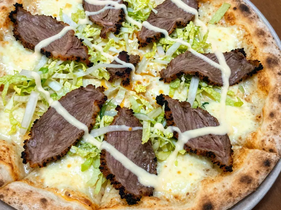 Pizza de lechuga y peceto de Pizzería El Colonial, Bragado